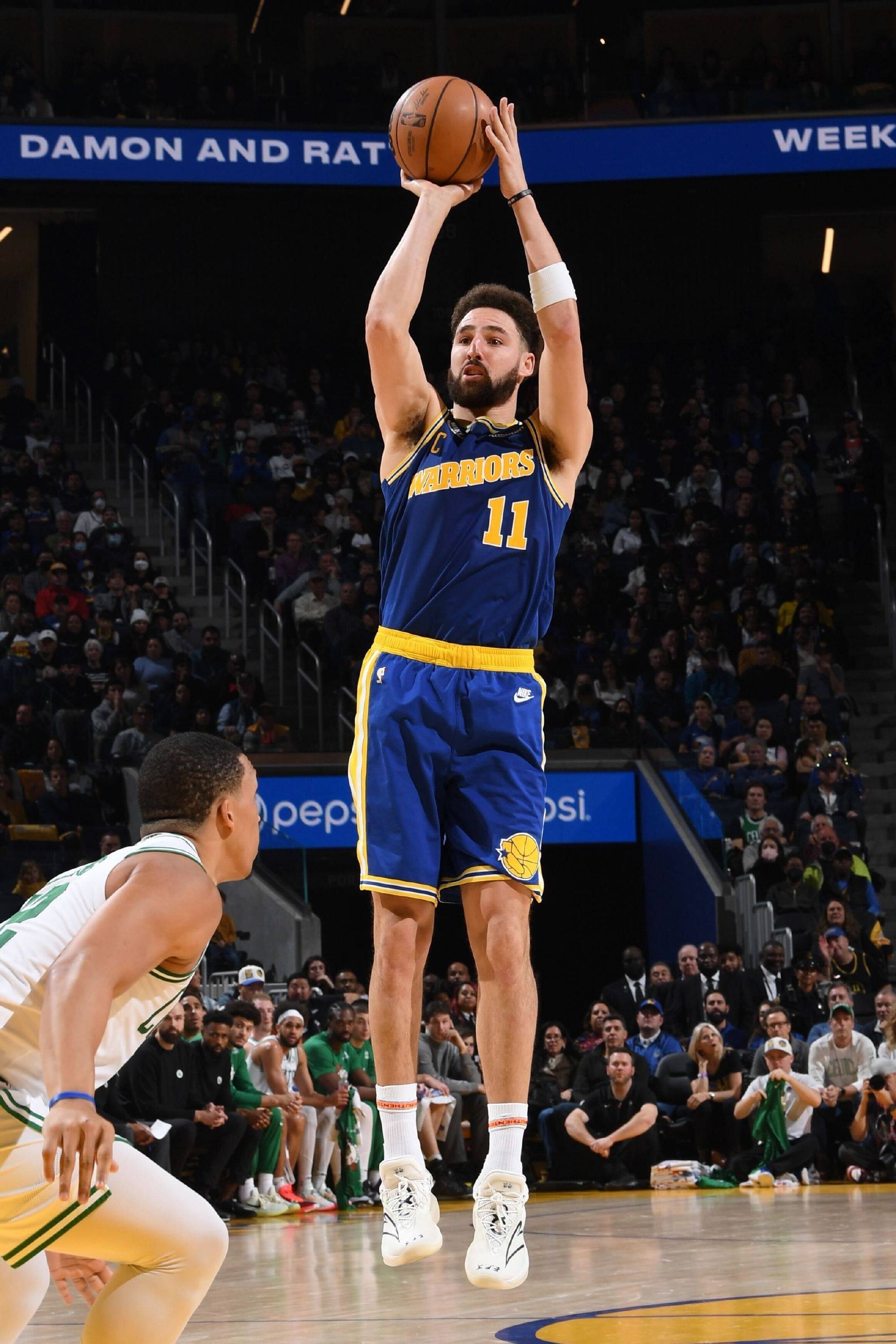 开云登录入口-JackeyLove在勇士比赛中重返赛场，出色防守引发热议！(勇士最新比赛完整视频)