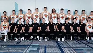 包含今晚突围战来临，深圳男篮围绕NBA常规赛绝杀压哨，引发热议，更衣室氛围转暖的词条