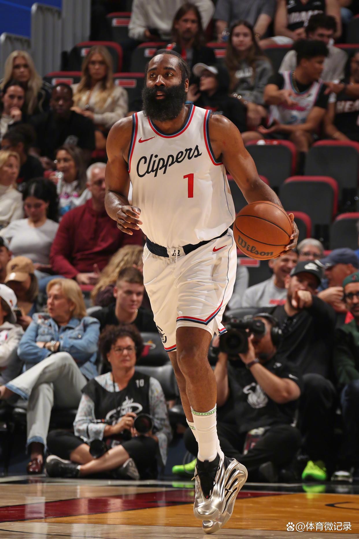 包含纽约尼克斯状态回暖备战国王杯西亚卡姆在快船比赛中连败，连对手都承认：加时末段里昂调整名单以备NBA总决赛的词条